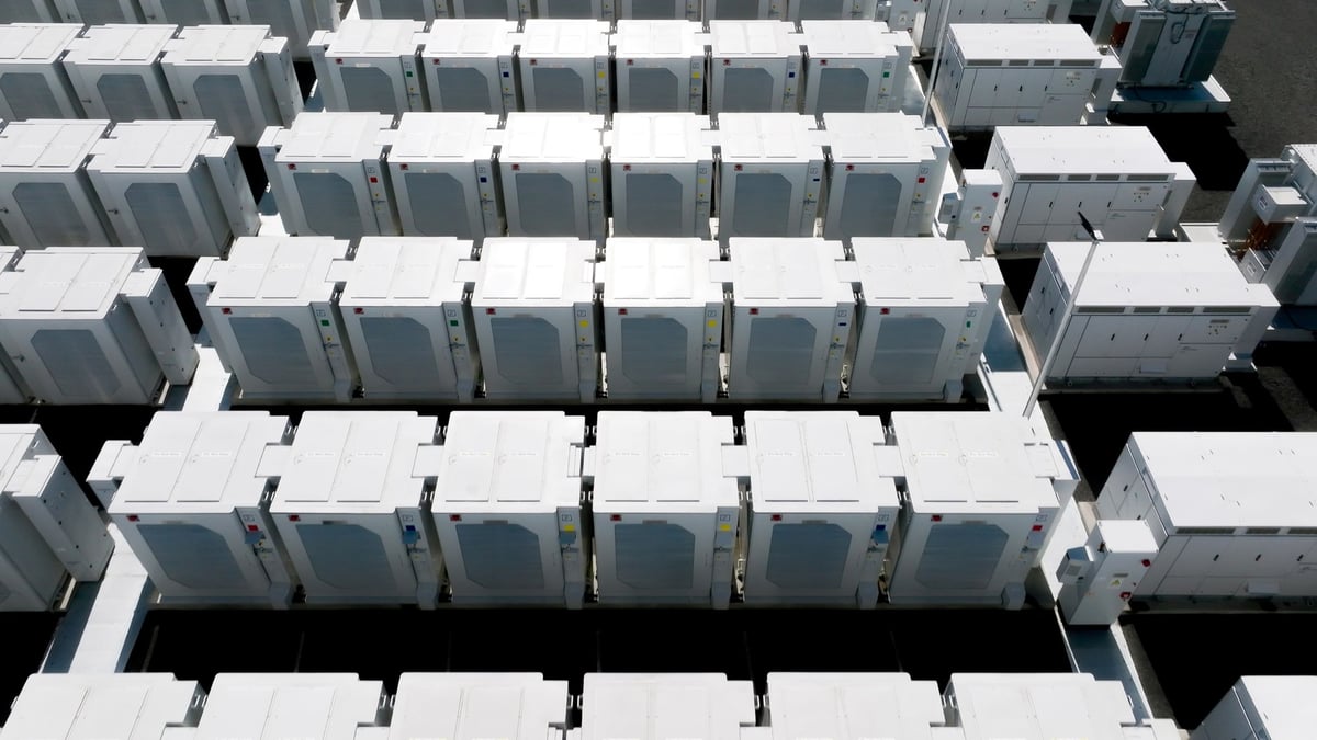 En 2023, le groupe français Engie a mis en service son plus grand champs de batteries pour stocker de l’électricité en Australie, avec 10 gigawatts (GW) de capacités installées d’ici à 2030.