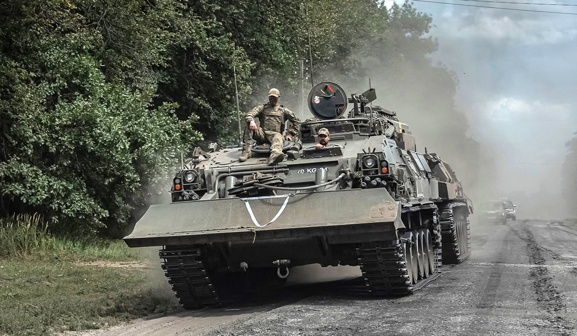 Des militaires ukrainiens montent à bord d'un véhicule militaire, au milieu de l'attaque russe contre l'Ukraine, près de la frontière russe dans la région de Sumy, en Ukraine, le 10 août 2024.