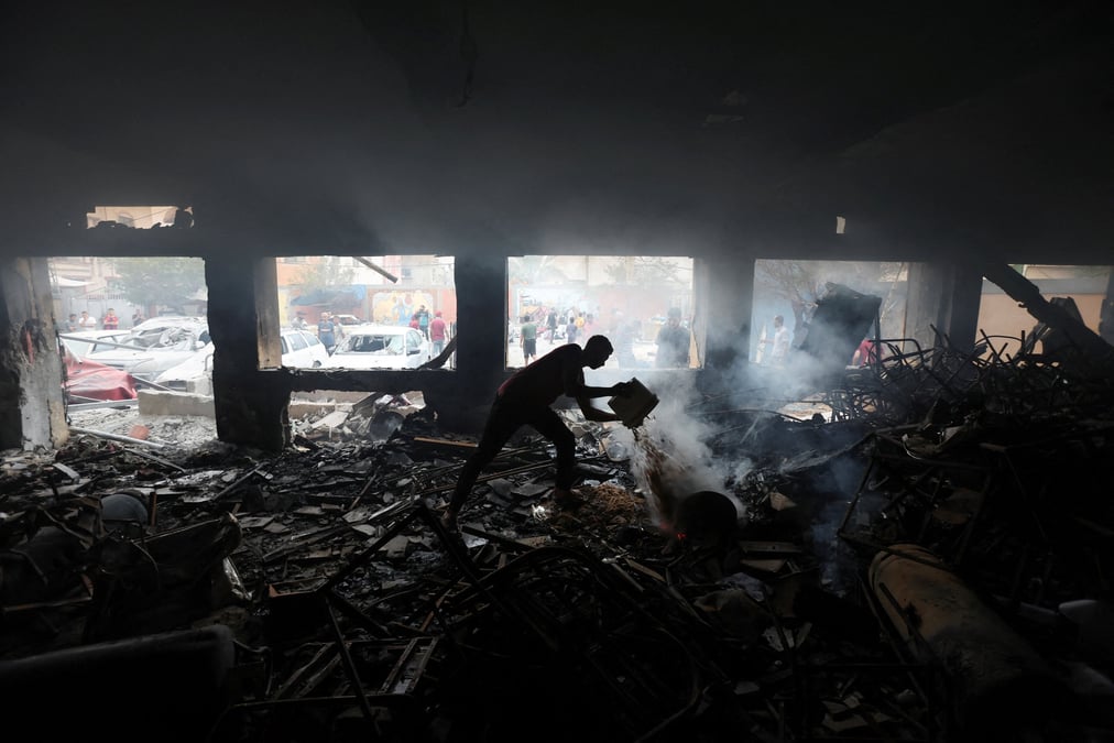Le site d'une frappe israelienne sur une ecole abritant des personnes deplacees a deir al-balah