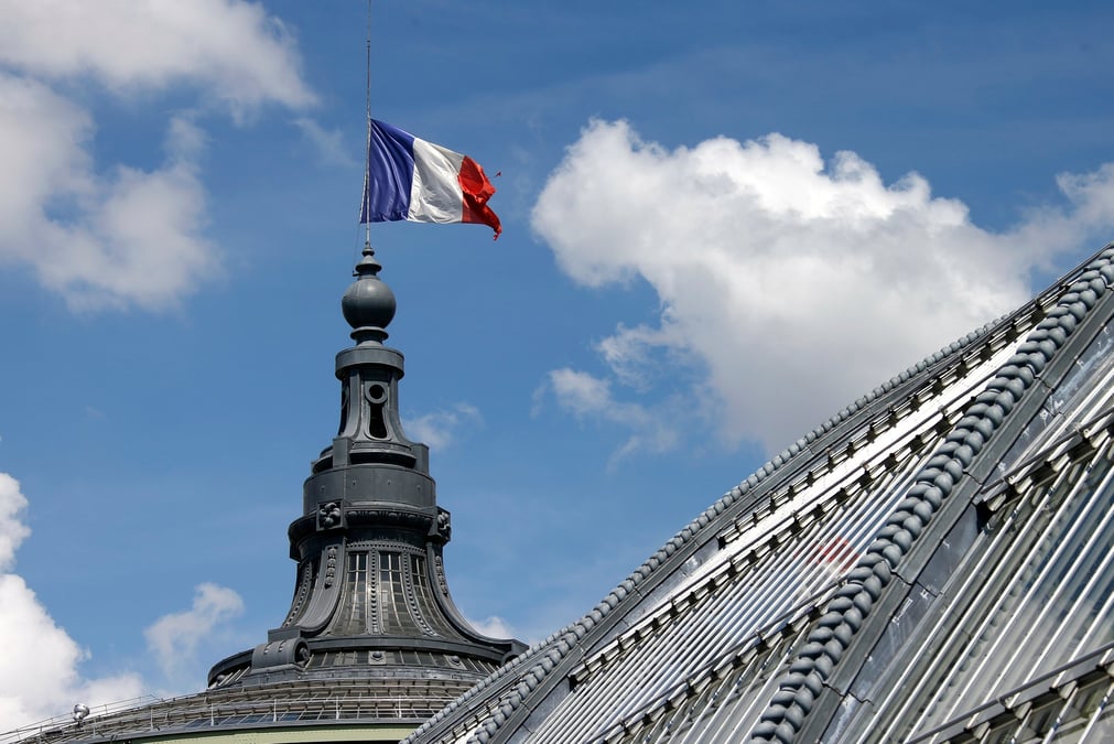 Un drapeau francais au grand palais a paris