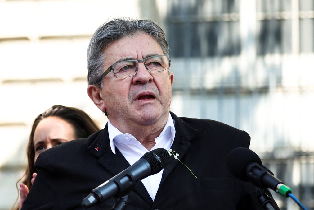 France: melenchon propose desormais de porter le smic a 1.500 euros