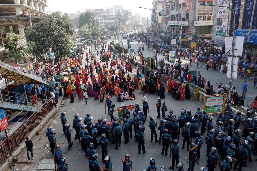 Des affrontements entre des manifestants réclamant la démission de la Première ministre bangladaise Sheikh Hasina et des partisans du parti au pouvoir, la Ligue Awami, ont fait au moins cinquante morts dimanche (photo d'archives).