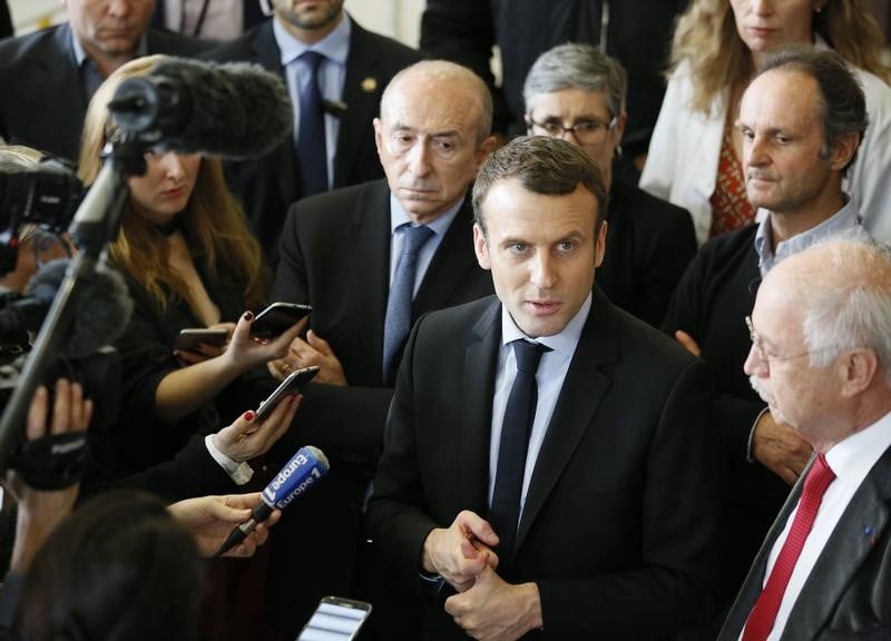 Macron refuse de participer a la polemique sur l'epouse de fillon
