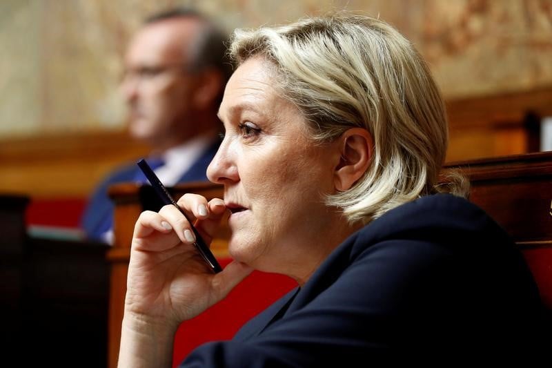 Le pen fustige une "agitation parlementaire" de melenchon