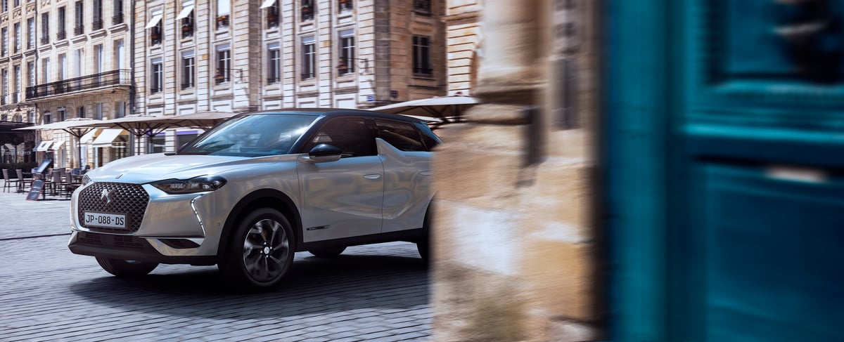 Le triplement du tarif de stationnement pour les SUV à Paris, qui entrera en vigueur le 1er octobre, ne s'appliquera finalement pas aux voitures hybrides de moins de deux tonnes.