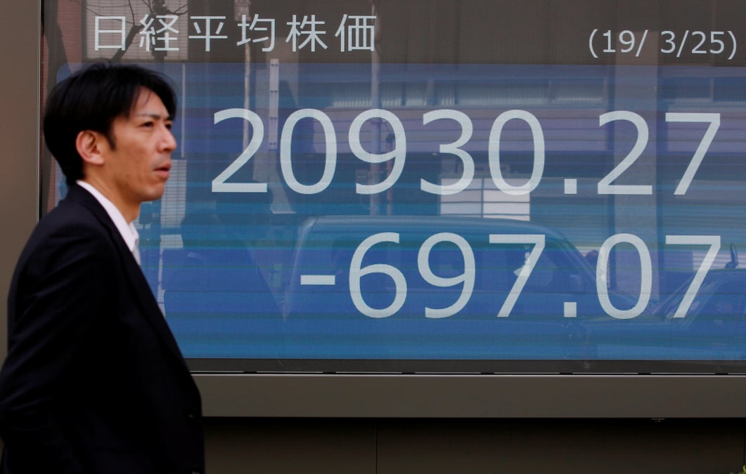 Tokyo finit en baisse