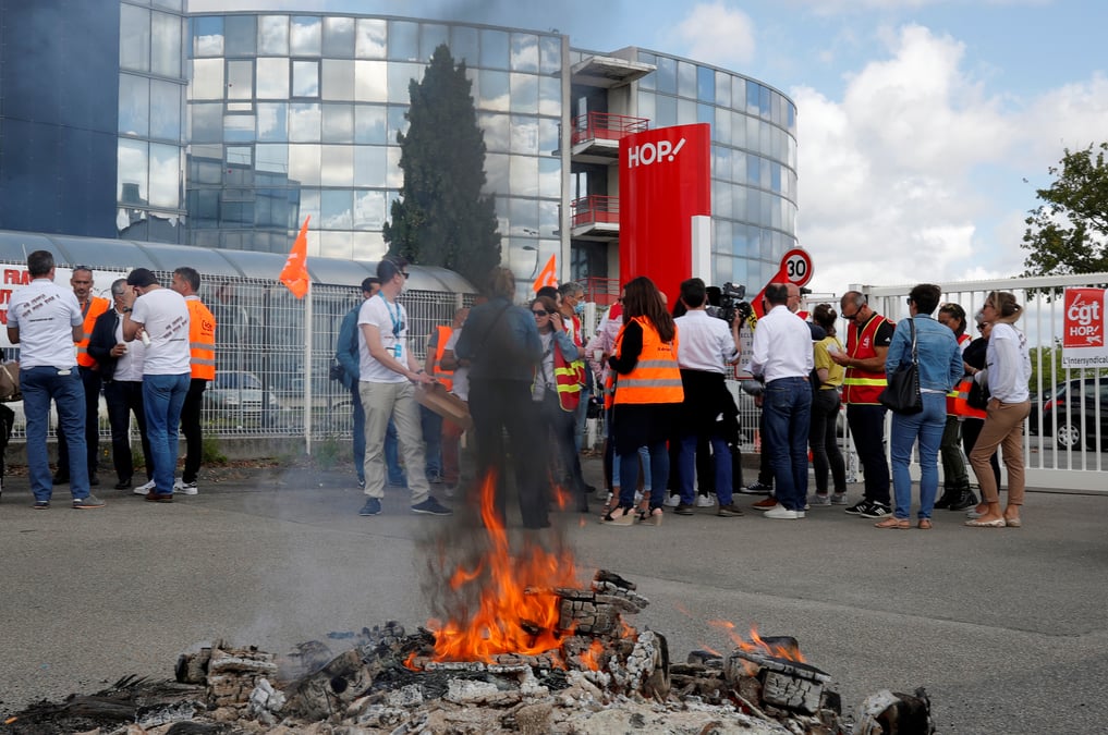 Les salaries d'air france crient leur colere face au plan social