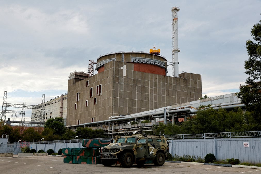 Photo d'archives d'un vehicule blinde tout-terrain russe gare devant la centrale nucleaire de zaporijjia