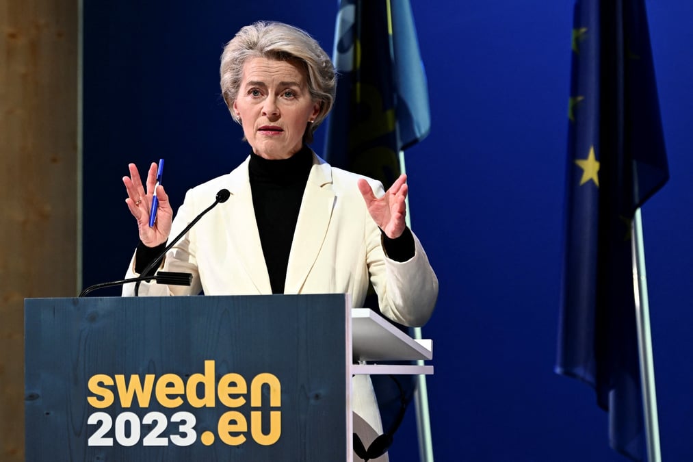 Photo de la presidente de la commission europeenne, ursula von der leyen lors d'une conference de presse a kiruna, en suede
