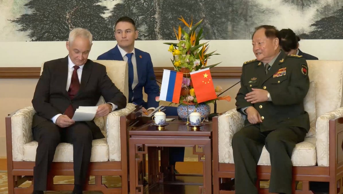 Andrei belousov, ministre de la defense de la russie, assiste a une reunion avec zhang youxia, vice-president de la commission militaire centrale de la chine, a pekin