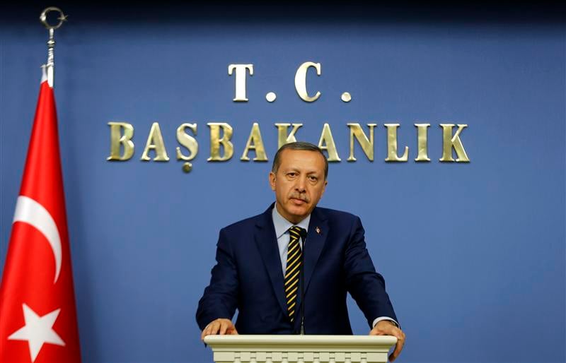 Erdogan remanie le gouvernement turc pour désamorcer la crise