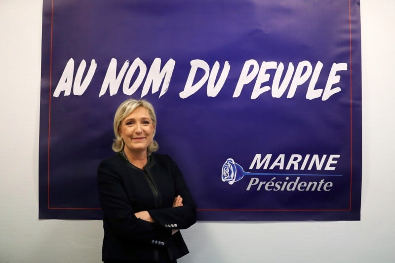 Le pen juge "tres plausible" d'affronter macron au 2e tour