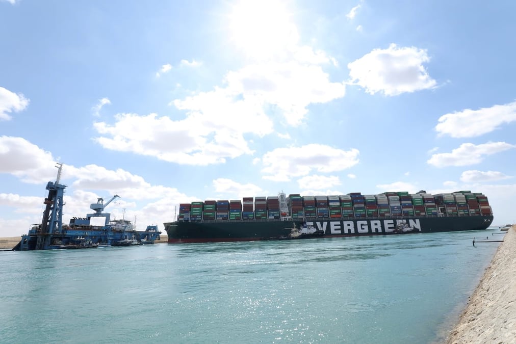 La societe de sauvetage espere degager le canal de suez en debut de semaine