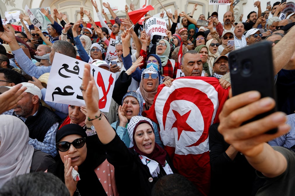 Des milliers de manifestants defilent a tunis contre kais saied