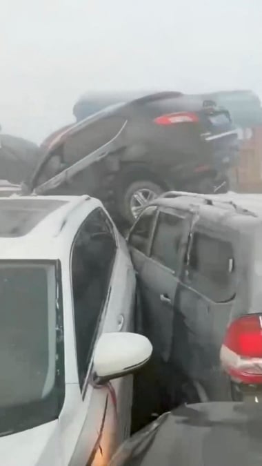 Des voitures s'ecrasent dans un carambolage sur un pont a zhengzhou