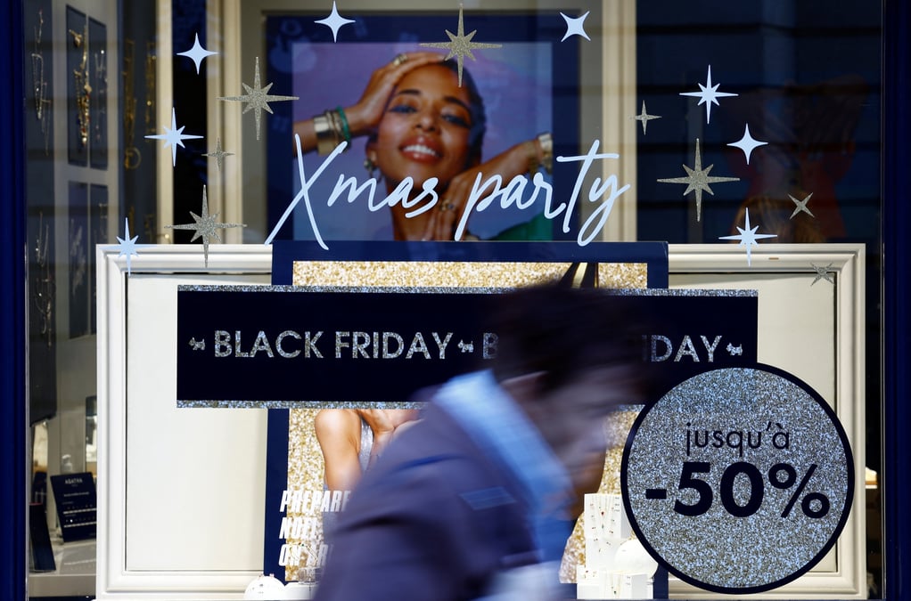 Enseigne de vente du black friday sur une vitrine de magasin a nantes