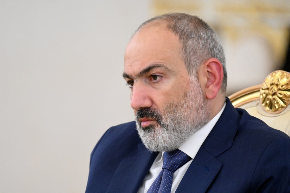 Le premier ministre armenien nikol pashinyan lors d'une reunion avec vladimir poutine a moscou