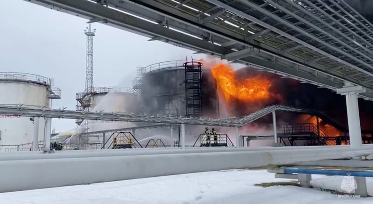 Des reservoirs de petrole enflammes en russie apres que l'armee a abattu un drone ukrainien