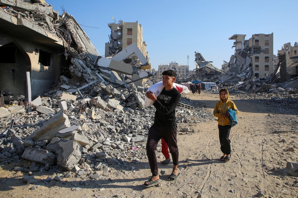 Des palestiniens recoivent des sacs de farine distribues par l'unrwa a khan younes, dans le sud de la bande de gaza