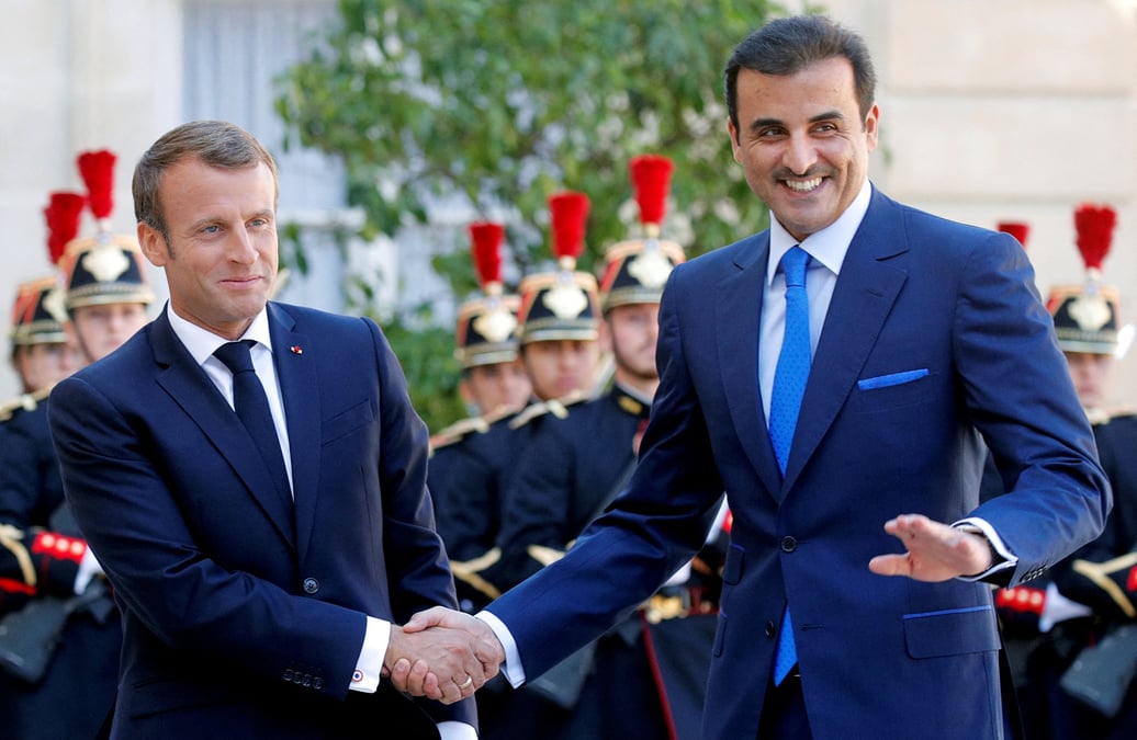 Le president francais emmanuel macron serrant la main de l'emir du qatar, cheikh tamim bin hamad al-thani