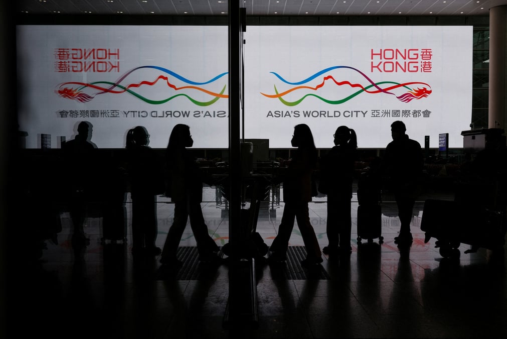 Des voyageurs a l'aeroport international de hong kong