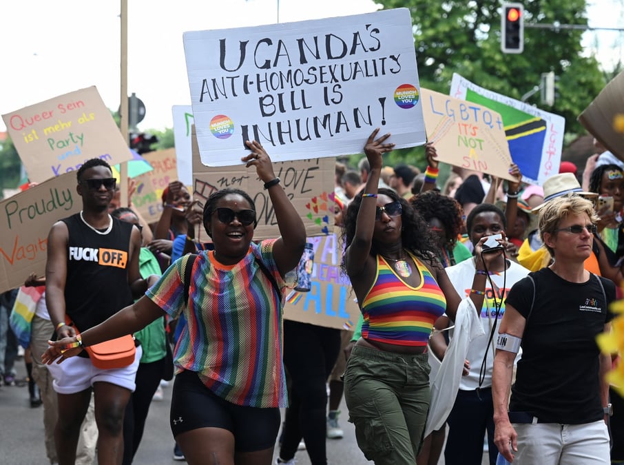 Des personnes brandissent des signes contre la loi anti-homosexualite en ouganda lors de la pride a munich