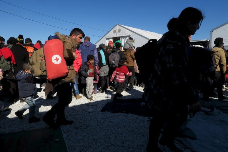 Des centaines de migrants bloques a la frontiere entre la grece et la macedoine