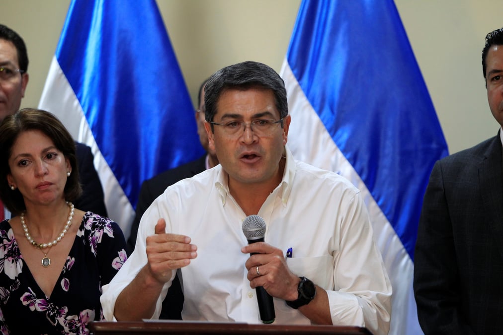 Au honduras, le president sortant toujours considere gagnant