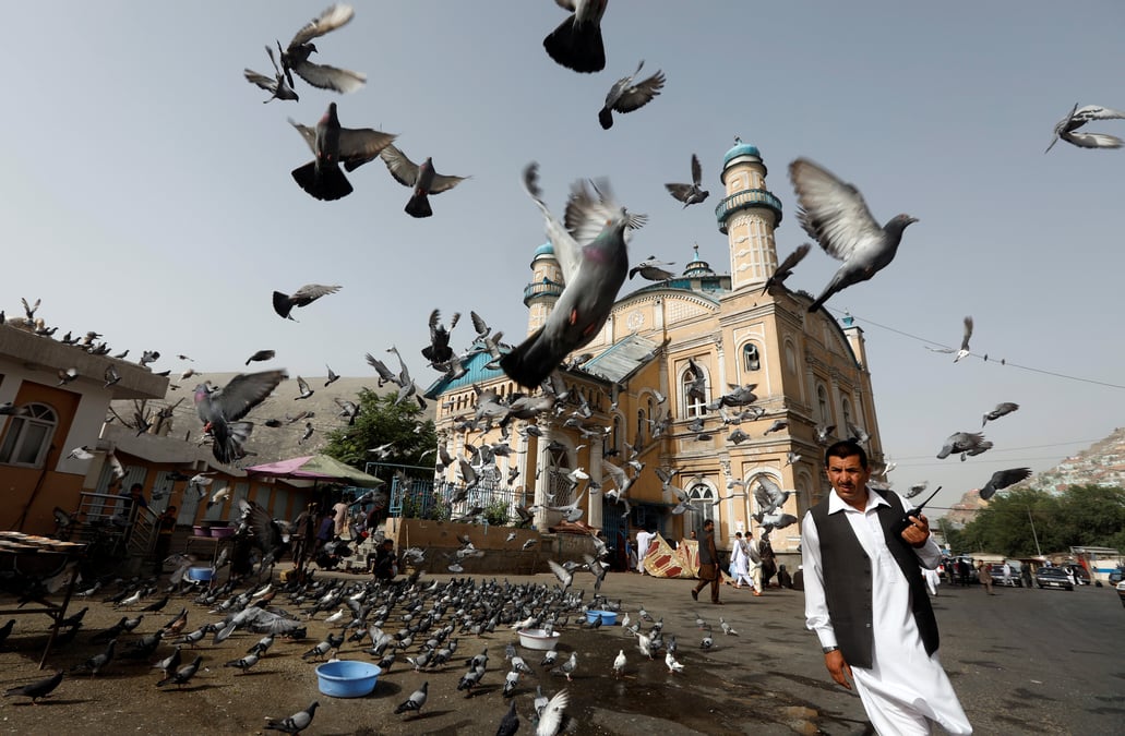Treve et fraternisation inedites entre taliban et soldats afghans