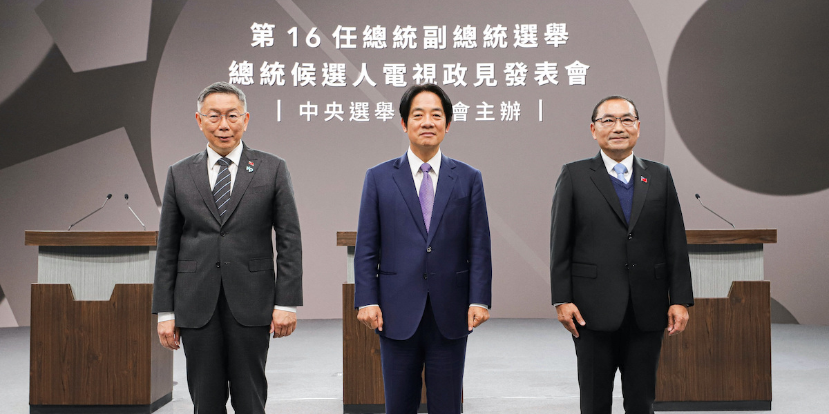 Les trois candidats en lice pour l'élection présidentielle lors d'un débat télévisé le 20 décembre 2023. De gauche à droite, Ko Wen-je du Parti du Peuple de Taïwan, William Laï Ching Te, l'actuel vice-président, du Parti démocratique du Peuple (PDP), et Hou You Yi, maire du grand Taïpei, du Kuo Min Tang (KMT), le parti traditionnel et nationaliste créé par Chiang Kaï chek.