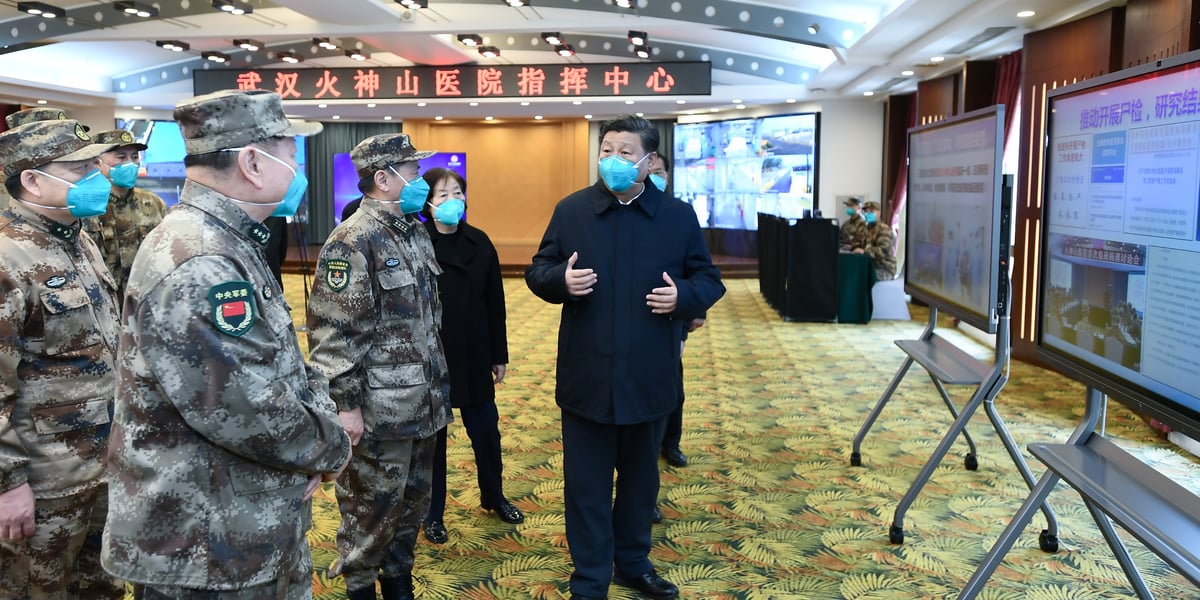 Xi Jinping est arrivé mardi 10 mars à Wuhan, puis s'est rendu "dès sa descente d'avion" vers l'hôpital de Huoshenshan, celui qui avait été construit en 10 jours par une armée d'ouvriers