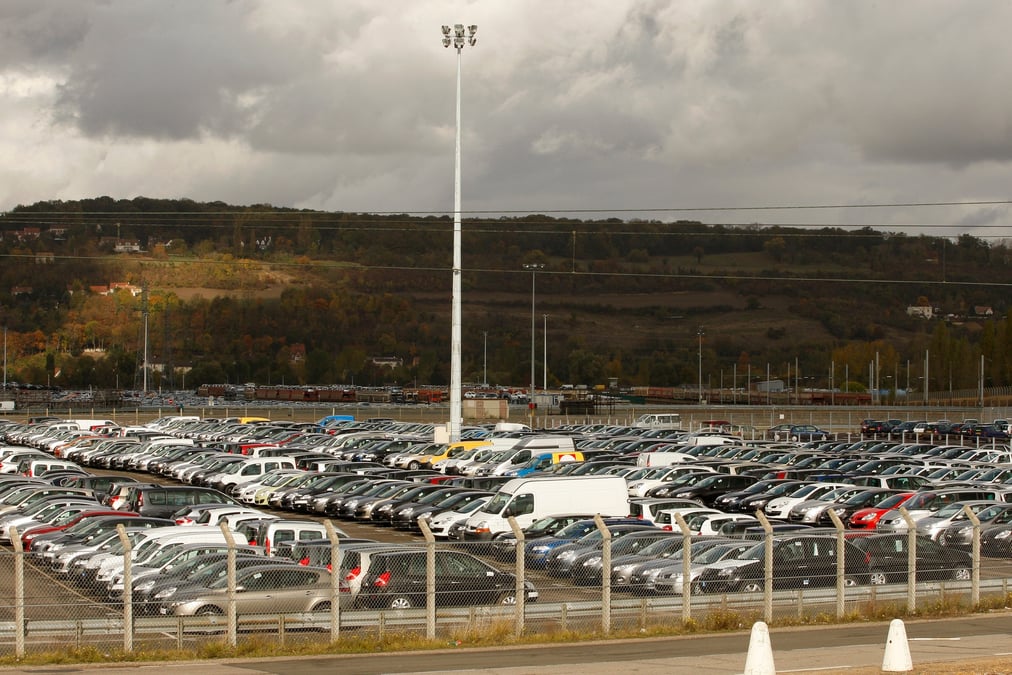 Des stocks de voitures neuves renault sont gares dans un parking a flins-sur-seine, pres de paris