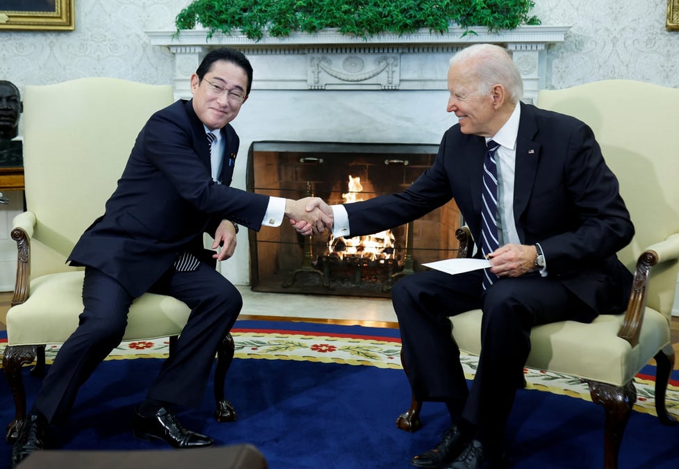Photo du president americain joe biden qui serre la main du premier ministre japonais fumio kishida lors d'une reunion a la maison blanche