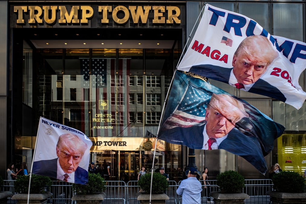 Des drapeaux a l'effigie de l'ancien president americain donald trump en place devant la trump tower, a new york