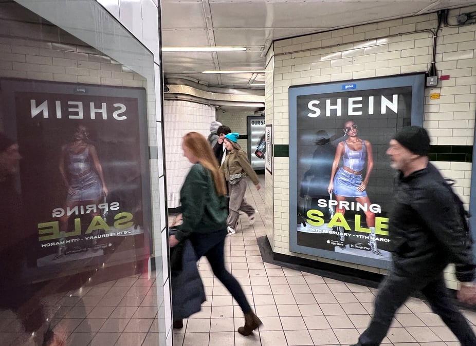 Des personnes passent devant une publicite pour shein a londres