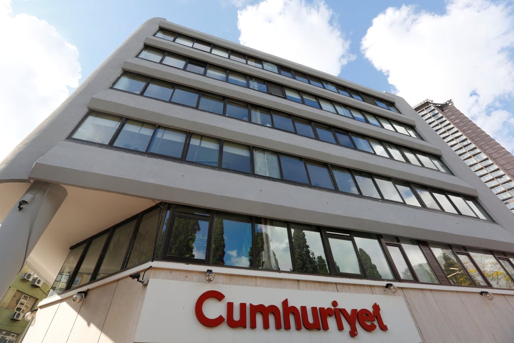 Neuf journalistes de cumhuriyet en detention preventive