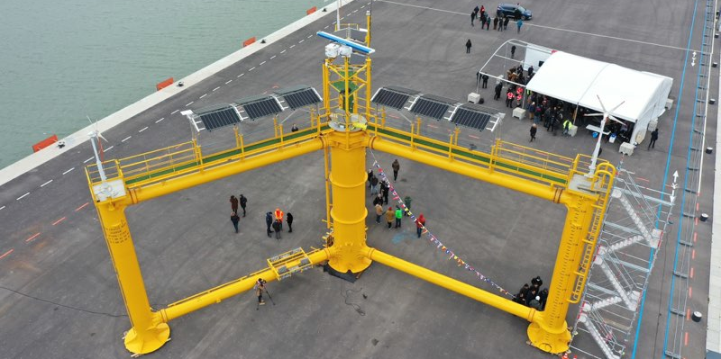 OCG-Data, première bouée connectée conçu par Ocergy et destinée à collecter des données environnementales dans le cadre de futures installations d'éoliennes en mer, vient d'être assemblée sur le nouveau terminal éolien du port de Port-La Nouvelle.