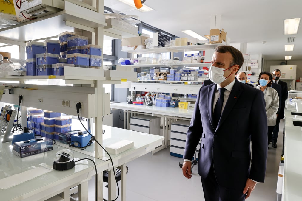 Coronavirus: macron "tres prudent" sur le vaccin pfizer-biontech