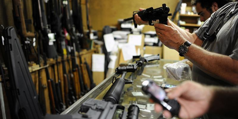 LES AMÉRICAINS FAVORABLES AUX RESTRICTIONS SUR LES ARMES À FEU