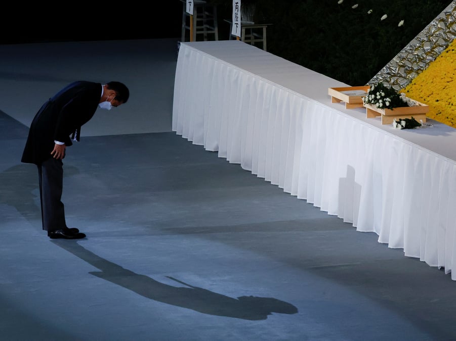 Le premier ministre japonais fumio kishida s'incline devant l'autel lors des funerailles nationales de l'ancien premier ministre japonais shinzo abe