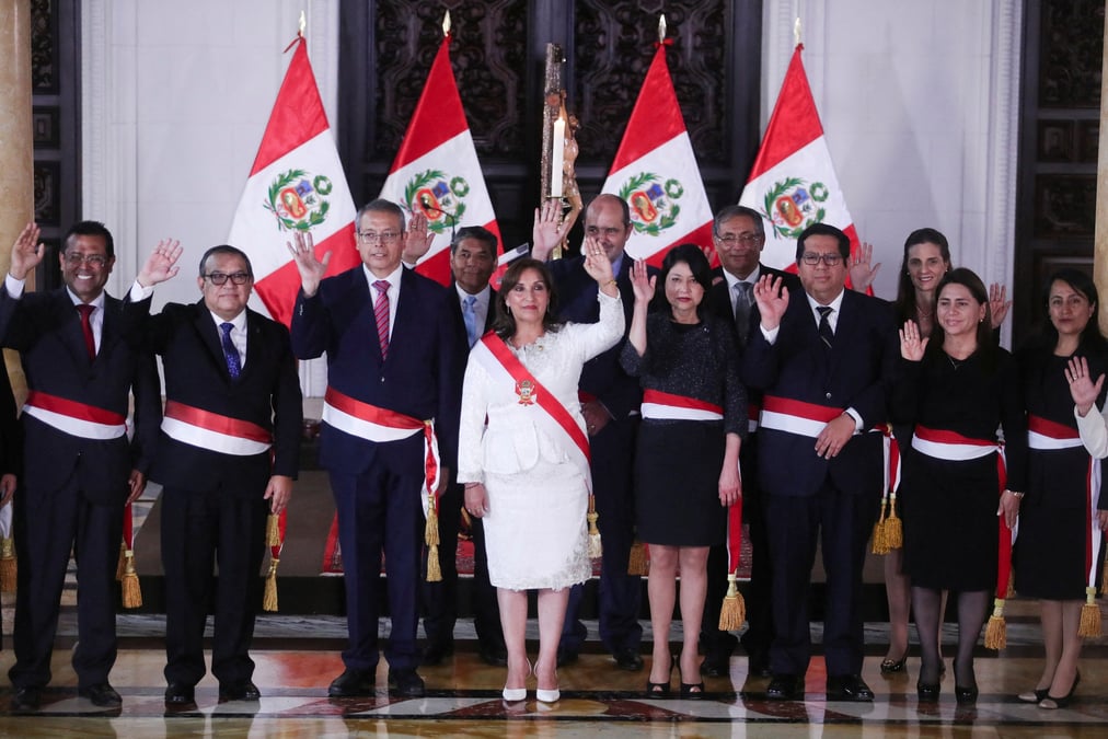 La presidente du perou, dina boluarte pose pour une photo de famille avec les membres de son cabinet a lima, au perou