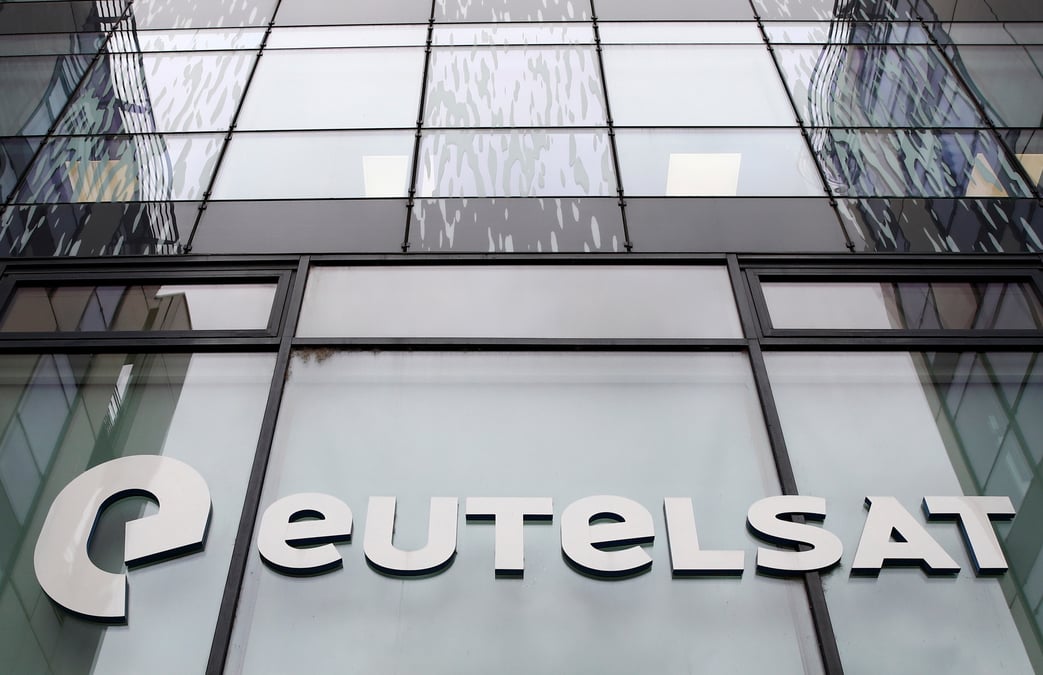 Le logo d'eutelsat au siege de l'entreprise