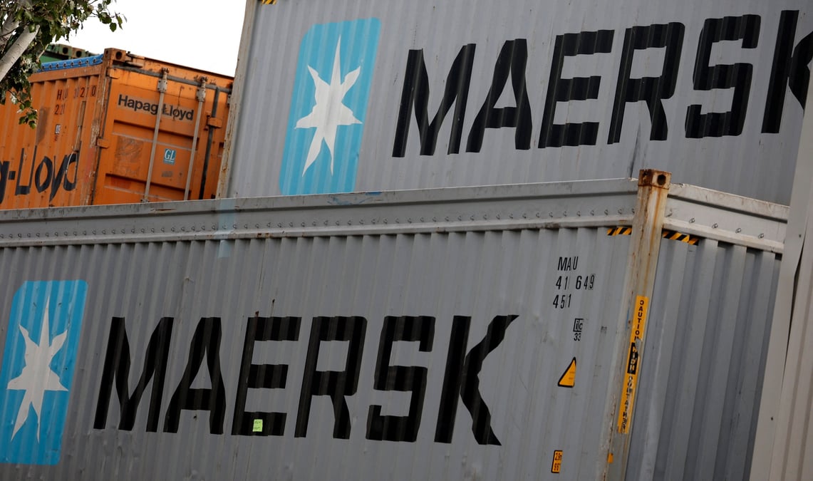 Le logo de maersk sur des conteneurs stockes dans la zona franca de barcelone