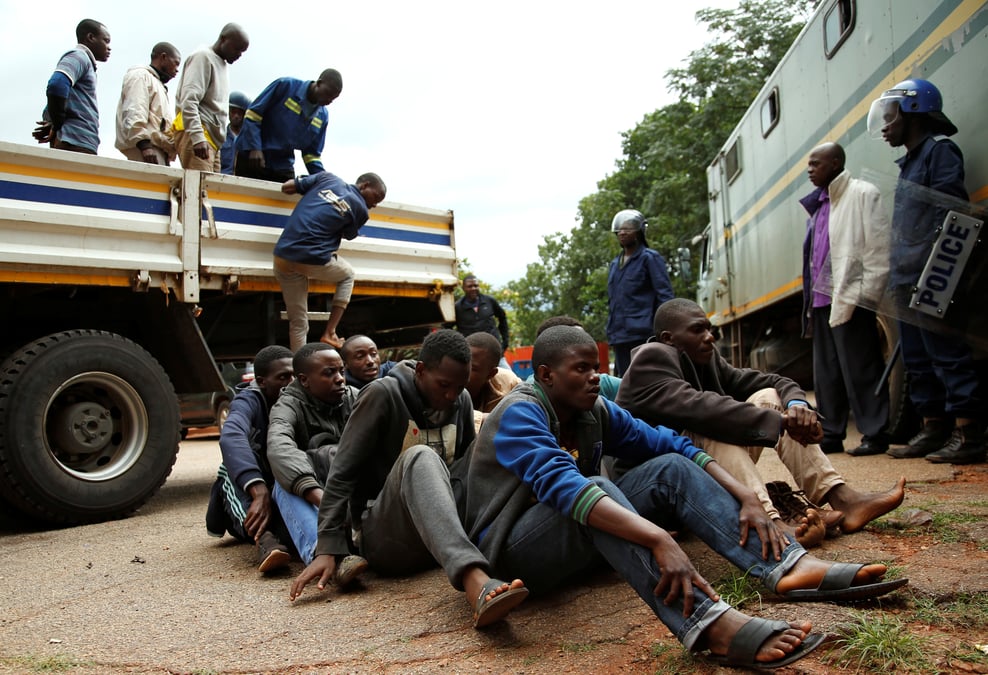 Des dizaines d'arrestations au zimbabwe apres les manifestations