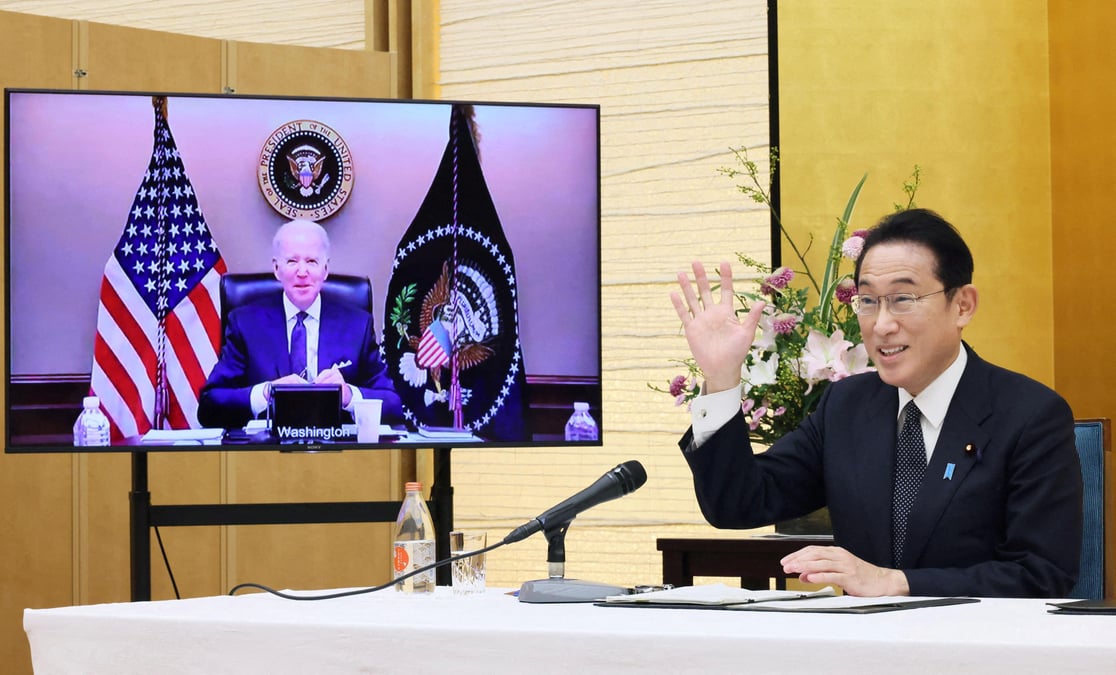 Biden et kishida s'engagent a renforcer la cooperation usa-japon face a la chine et d'autres menaces
