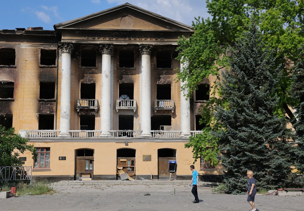Ukraine: peu de civils, des batiments calcines a lyssytchansk apres sa prise par la russie