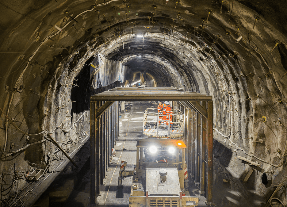 Le creusement du tunnel transfrontalier du Mont-Cenis progresse entre la France et l'Italie : plus de 36 kilomètres de galeries ont déjà été creusés fin mars 2024 sur les quelque 162 kilomètres à réaliser. La livraison du "plus long tunnel ferroviaire au monde" est prévue à l'horizon 2032.