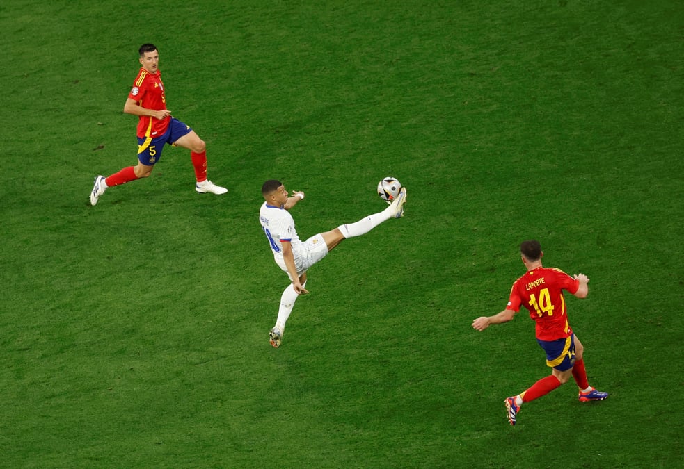 Le francais kylian mbappe controle le ballon lors de la demi-finale de l'euro 2024 contre l'espagne