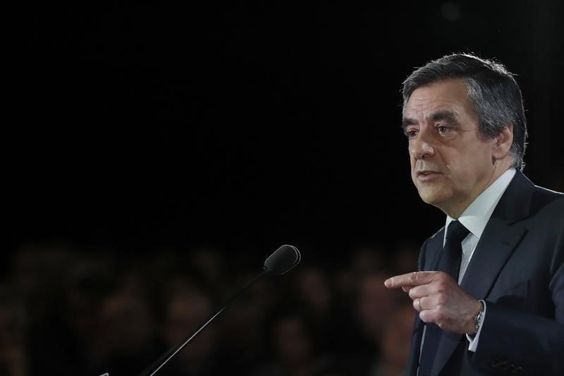 Fragilise par le "penelopegate", fillon denonce une chasse a l'homme