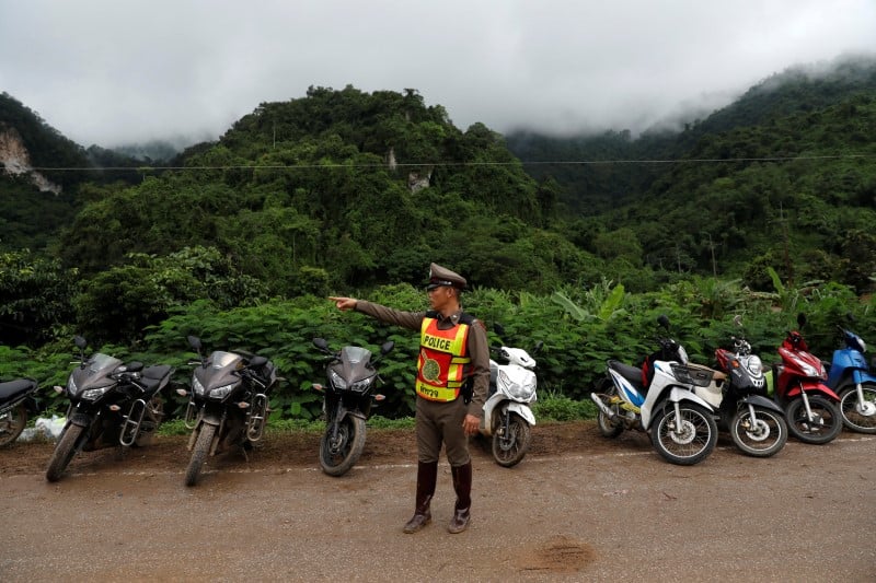 Thailande: huit garcons et leur coach en attente de sauvetage